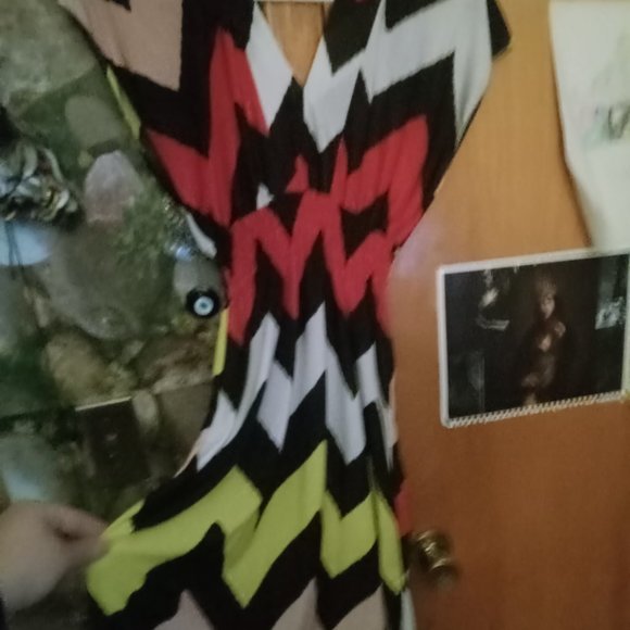 Unique Oriental Dress - Picture 2 of 3